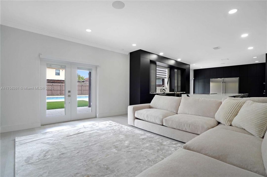 Recently Rented: $5,250 (4 beds, 2 baths, 2587 Square Feet)