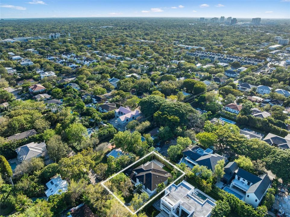 最近售出: $5,590,000 (6 贝兹, 6 浴室, 5629 平方英尺)