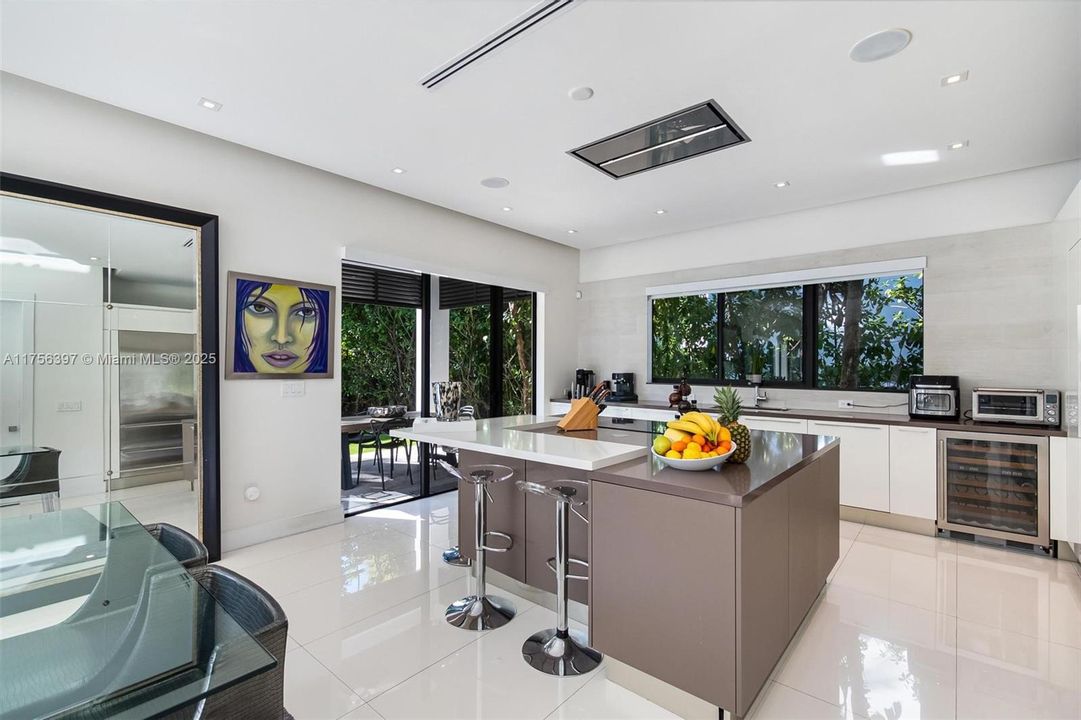 最近售出: $5,590,000 (6 贝兹, 6 浴室, 5629 平方英尺)