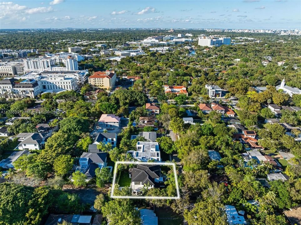 最近售出: $5,590,000 (6 贝兹, 6 浴室, 5629 平方英尺)