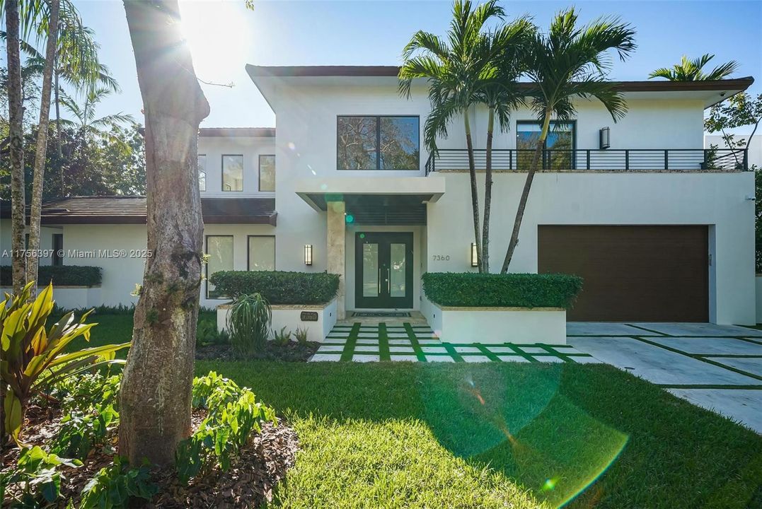 最近售出: $5,590,000 (6 贝兹, 6 浴室, 5629 平方英尺)