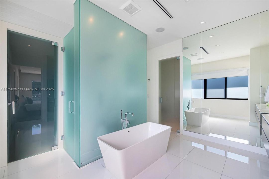 最近售出: $5,590,000 (6 贝兹, 6 浴室, 5629 平方英尺)