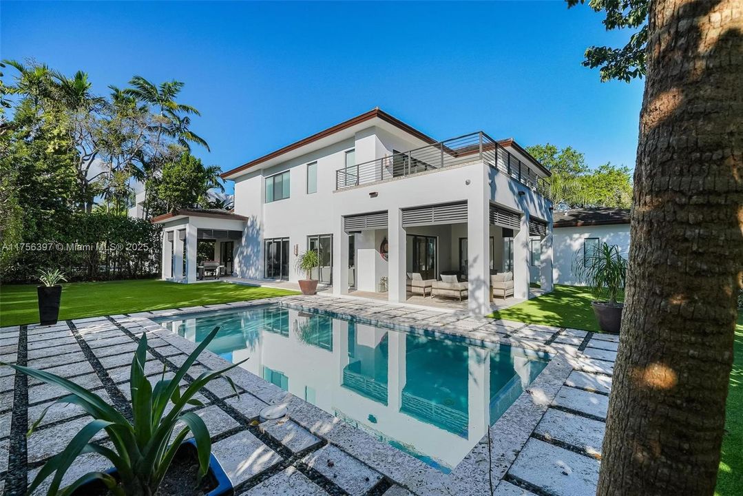 最近售出: $5,590,000 (6 贝兹, 6 浴室, 5629 平方英尺)