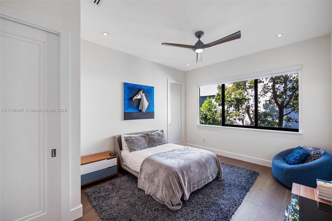 最近售出: $5,590,000 (6 贝兹, 6 浴室, 5629 平方英尺)