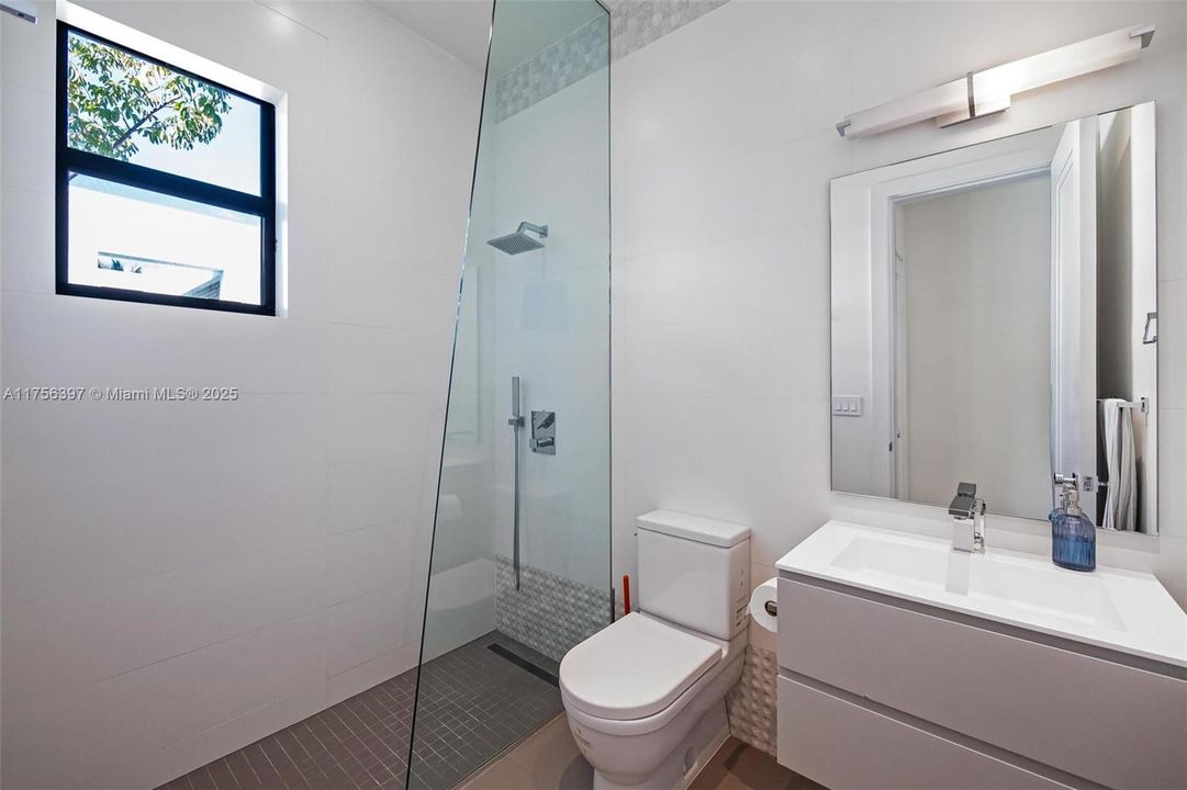 最近售出: $5,590,000 (6 贝兹, 6 浴室, 5629 平方英尺)