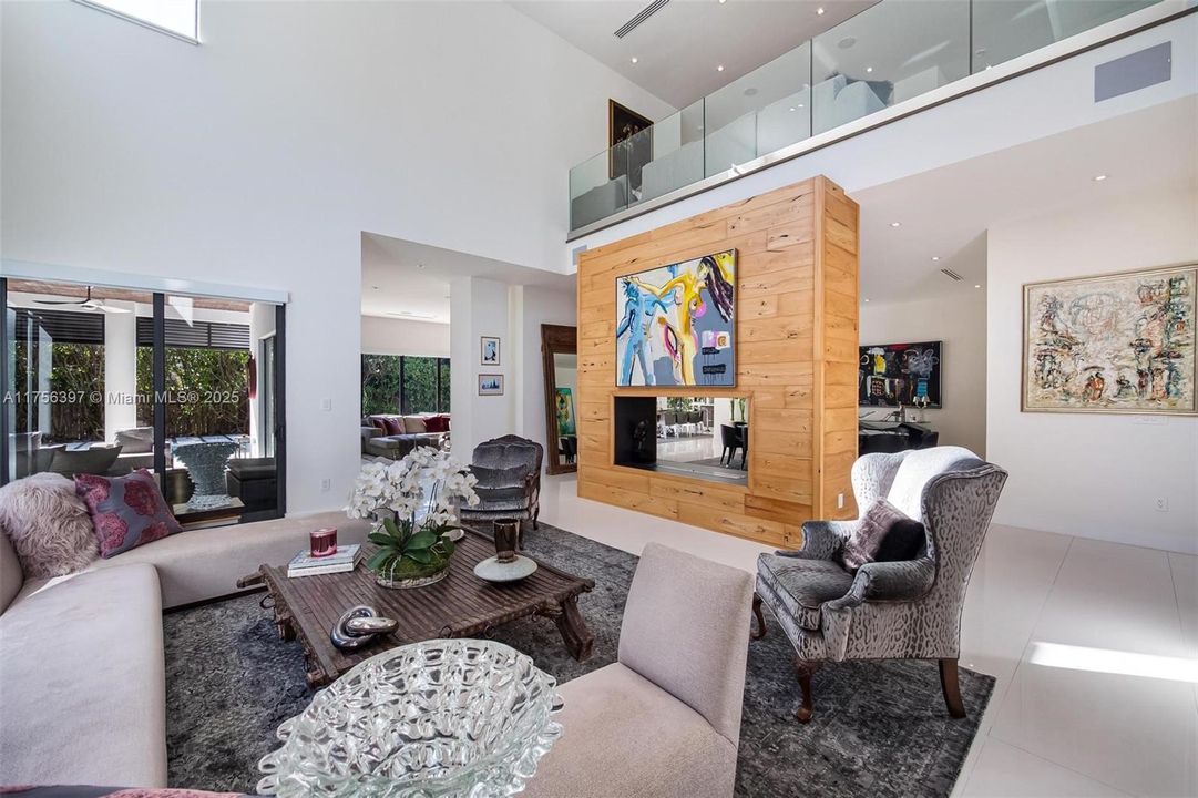 最近售出: $5,590,000 (6 贝兹, 6 浴室, 5629 平方英尺)