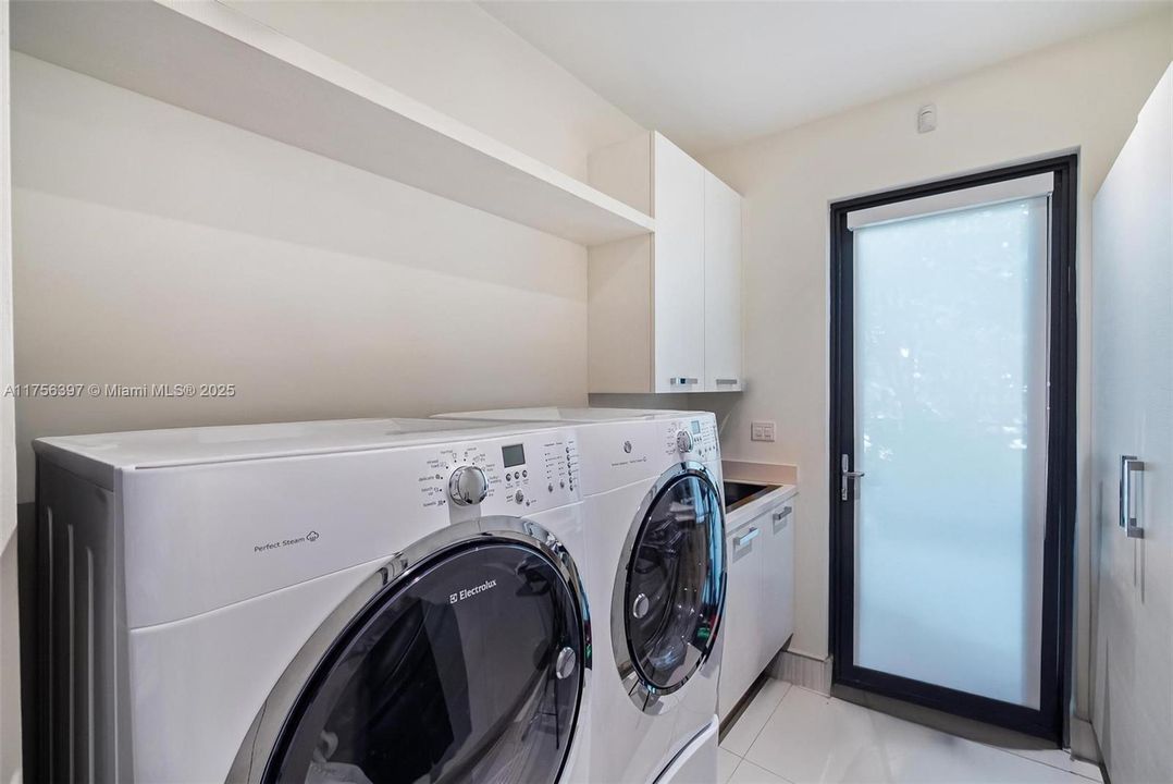 最近售出: $5,590,000 (6 贝兹, 6 浴室, 5629 平方英尺)