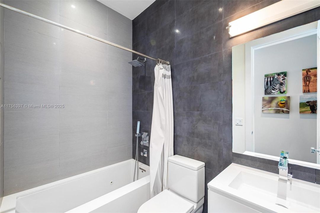 最近售出: $5,590,000 (6 贝兹, 6 浴室, 5629 平方英尺)