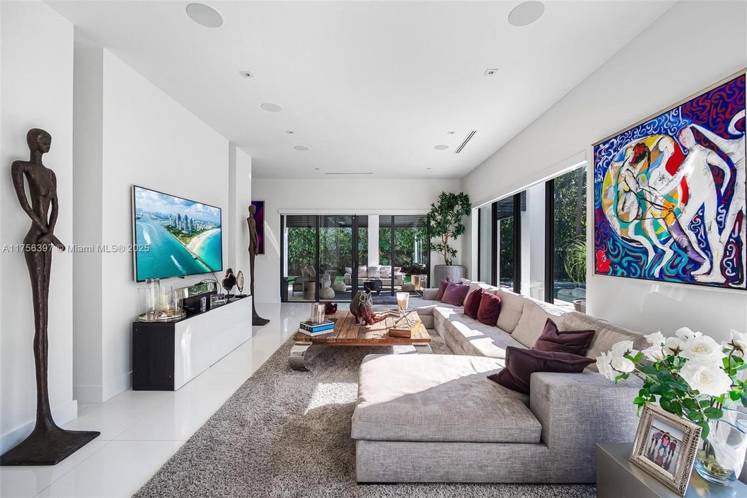 最近售出: $5,590,000 (6 贝兹, 6 浴室, 5629 平方英尺)