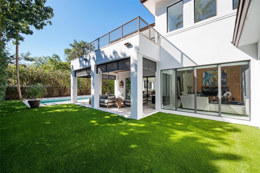 最近售出: $5,590,000 (6 贝兹, 6 浴室, 5629 平方英尺)