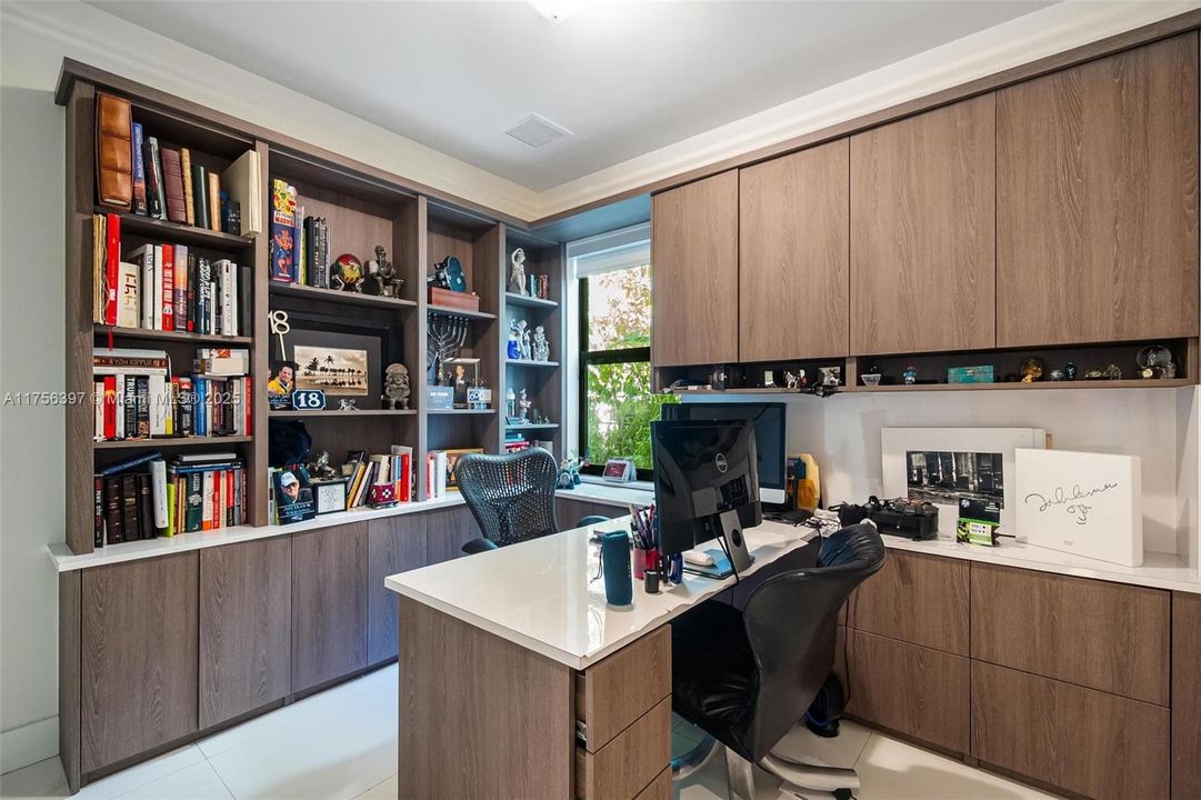 最近售出: $5,590,000 (6 贝兹, 6 浴室, 5629 平方英尺)