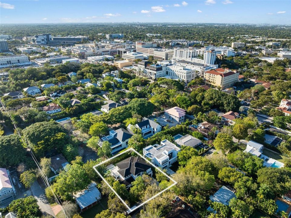 最近售出: $5,590,000 (6 贝兹, 6 浴室, 5629 平方英尺)