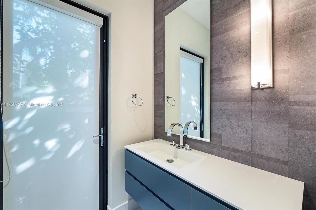 最近售出: $5,590,000 (6 贝兹, 6 浴室, 5629 平方英尺)