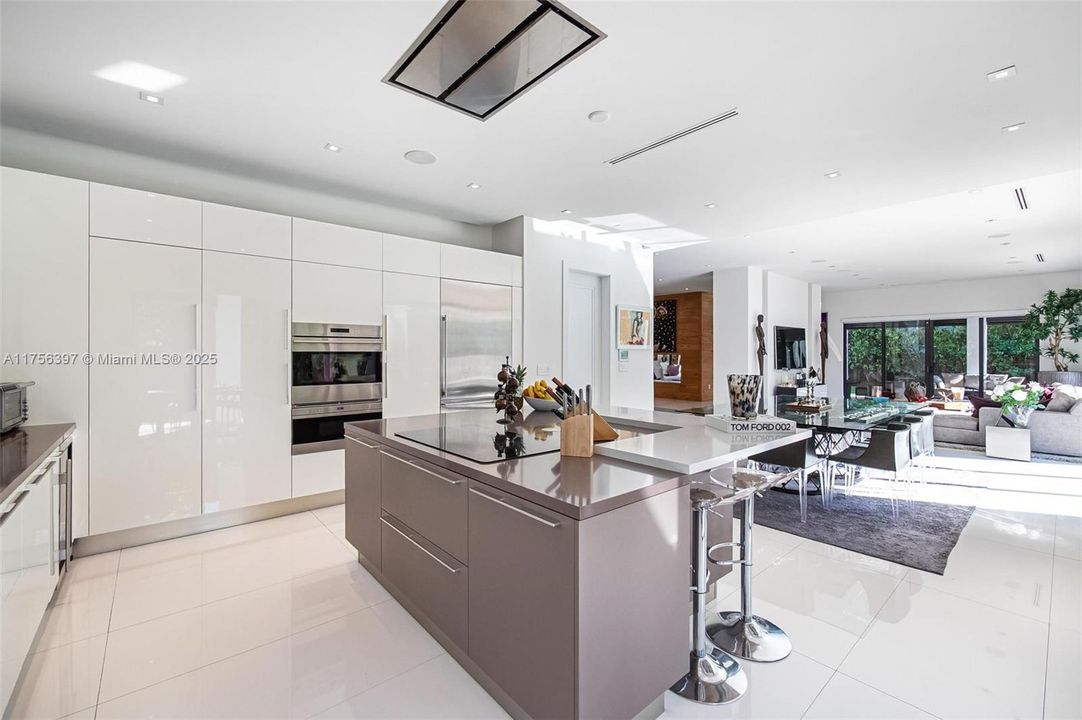 最近售出: $5,590,000 (6 贝兹, 6 浴室, 5629 平方英尺)