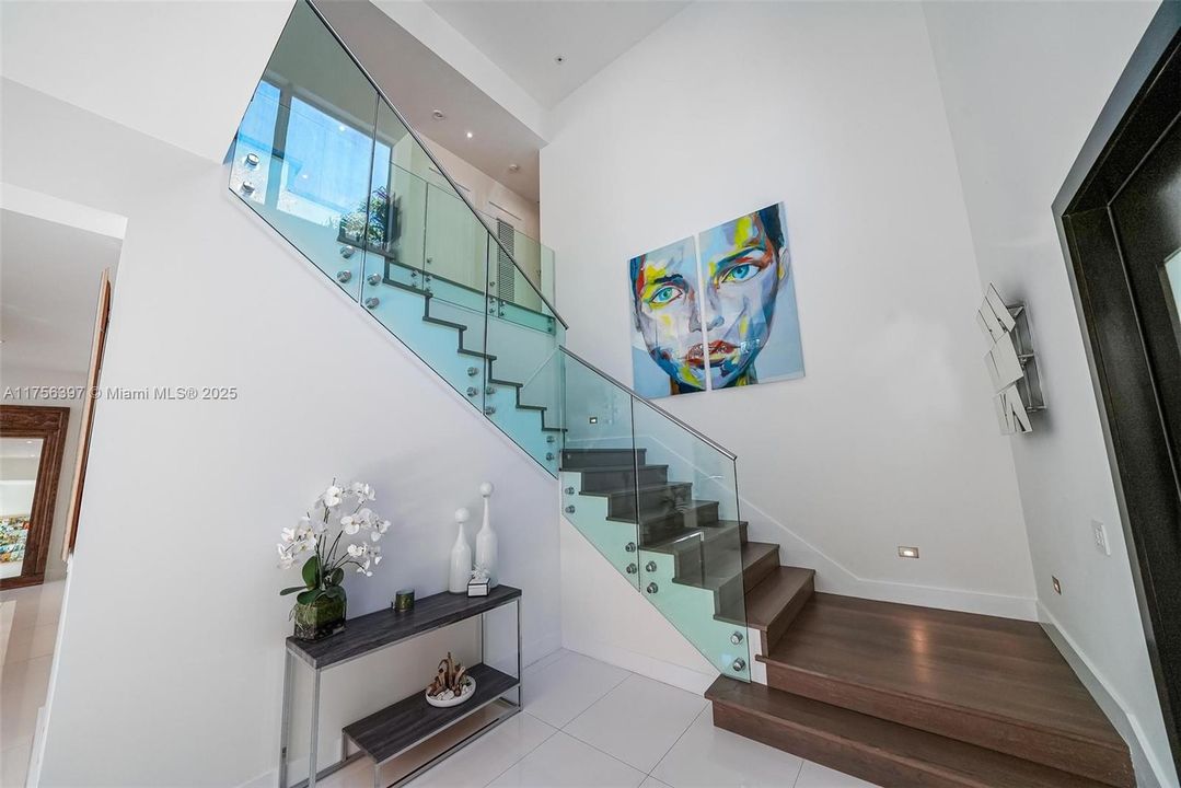 最近售出: $5,590,000 (6 贝兹, 6 浴室, 5629 平方英尺)