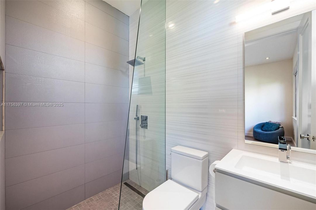 最近售出: $5,590,000 (6 贝兹, 6 浴室, 5629 平方英尺)