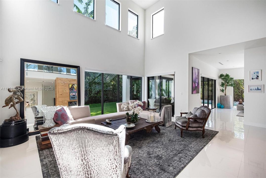 最近售出: $5,590,000 (6 贝兹, 6 浴室, 5629 平方英尺)