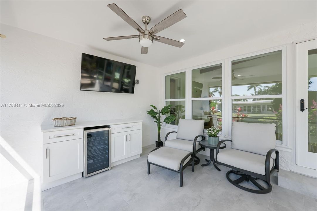 Recently Sold: $749,900 (4 beds, 2 baths, 1965 Square Feet)