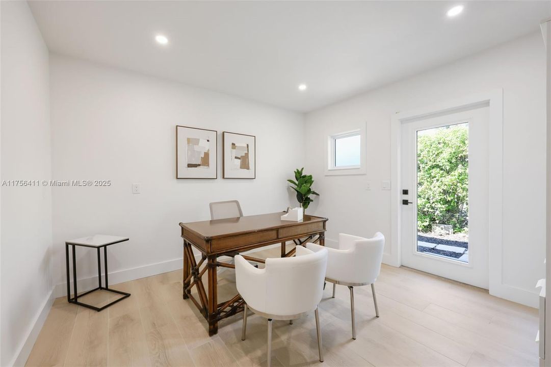 Recently Sold: $749,900 (4 beds, 2 baths, 1965 Square Feet)