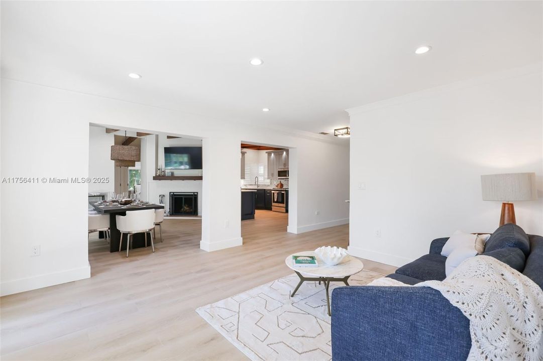 Recently Sold: $749,900 (4 beds, 2 baths, 1965 Square Feet)