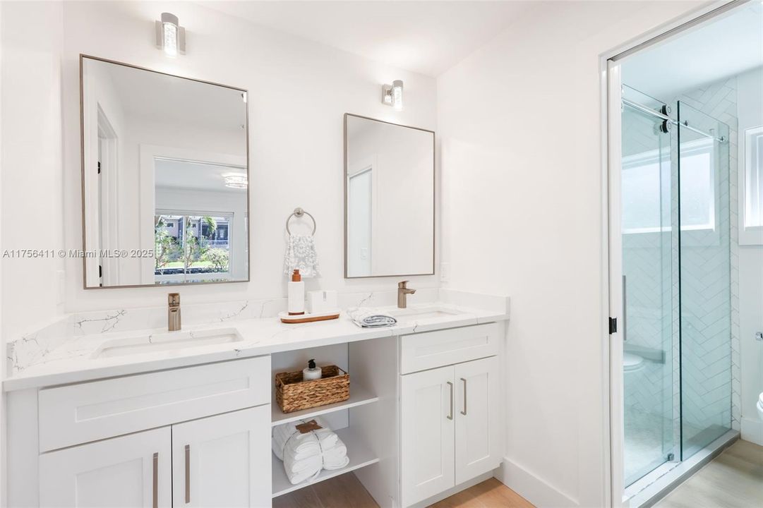 Recently Sold: $749,900 (4 beds, 2 baths, 1965 Square Feet)