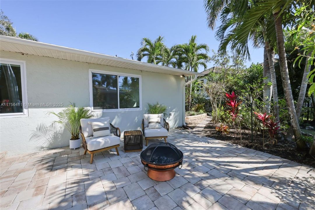 Recently Sold: $749,900 (4 beds, 2 baths, 1965 Square Feet)