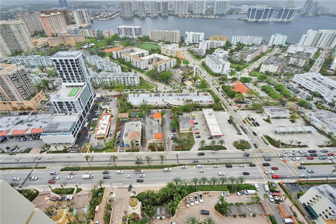 En Venta: $3,250,000 (3 camas, 3 baños, 2214 Pies cuadrados)