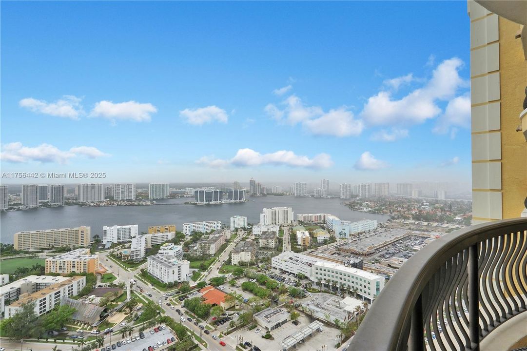 En Venta: $3,250,000 (3 camas, 3 baños, 2214 Pies cuadrados)