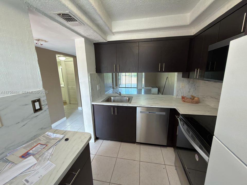 На продажу: $209,900 (2 спален, 2 ванн, 820 Квадратных фут)