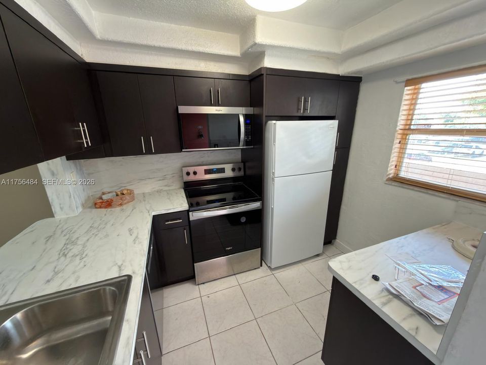 На продажу: $209,900 (2 спален, 2 ванн, 820 Квадратных фут)