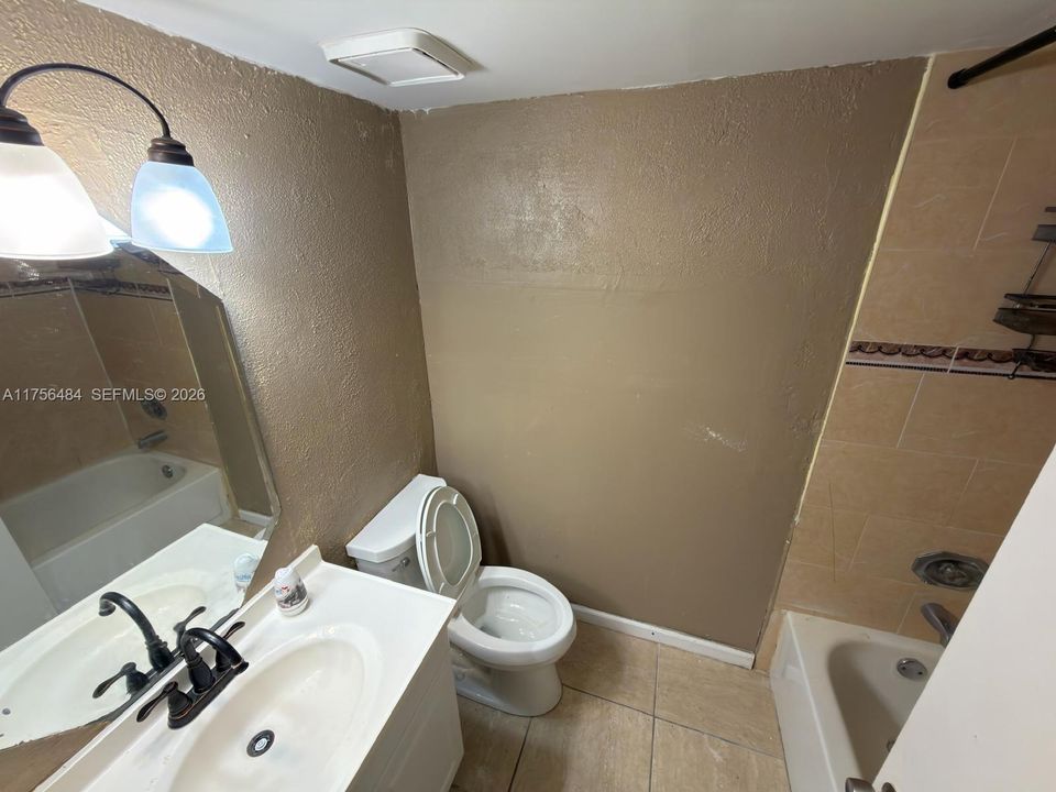 На продажу: $209,900 (2 спален, 2 ванн, 820 Квадратных фут)