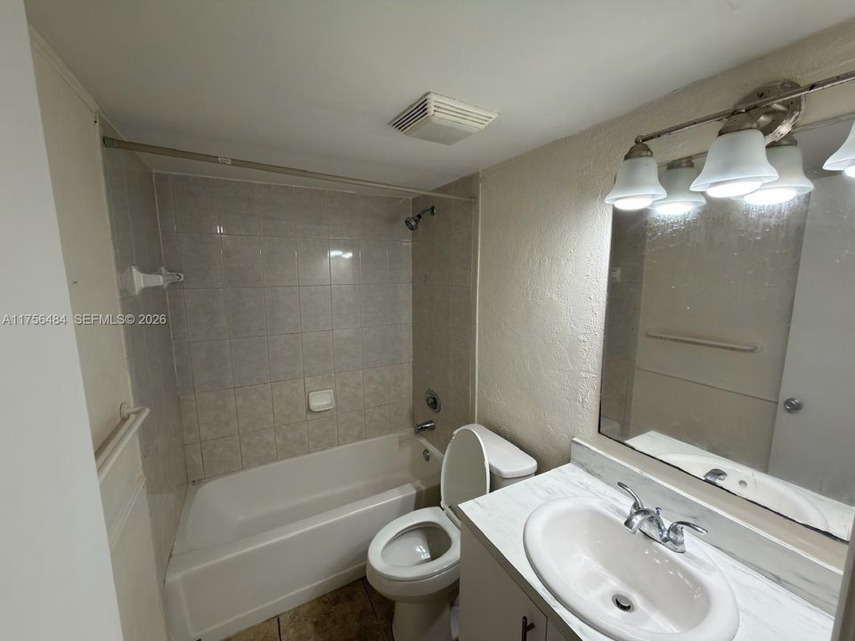 На продажу: $209,900 (2 спален, 2 ванн, 820 Квадратных фут)