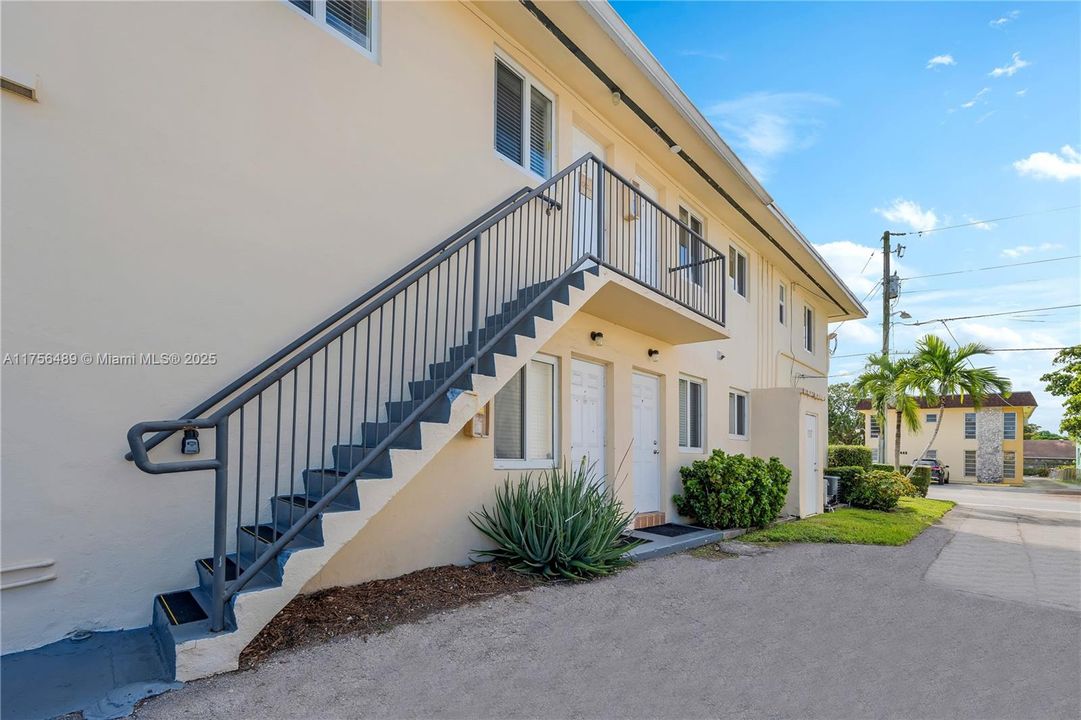 Recently Rented: $2,300 (2 beds, 1 baths, 929 Square Feet)