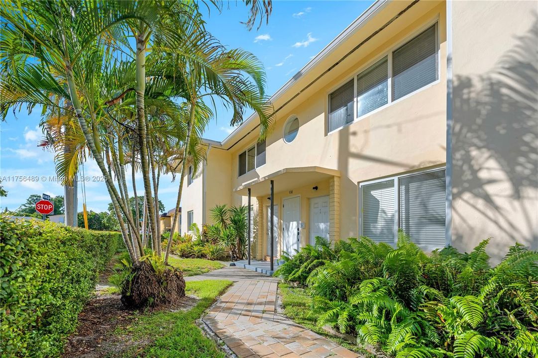 Recently Rented: $2,300 (2 beds, 1 baths, 929 Square Feet)