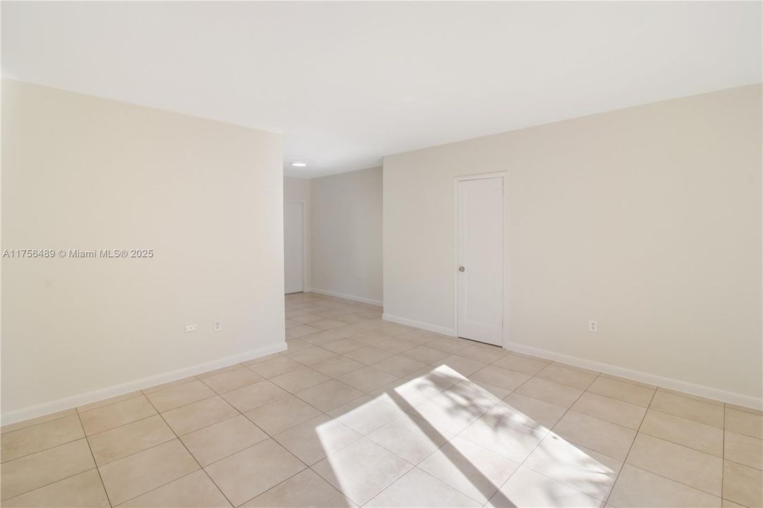 Recently Rented: $2,300 (2 beds, 1 baths, 929 Square Feet)