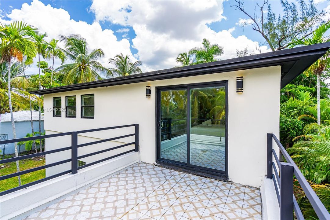Recently Sold: $1,400,000 (4 beds, 3 baths, 2132 Square Feet)
