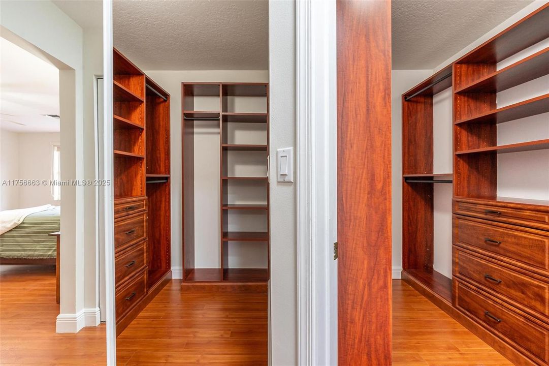 Недавно продано: $960,000 (4 спален, 3 ванн, 2910 Квадратных фут)