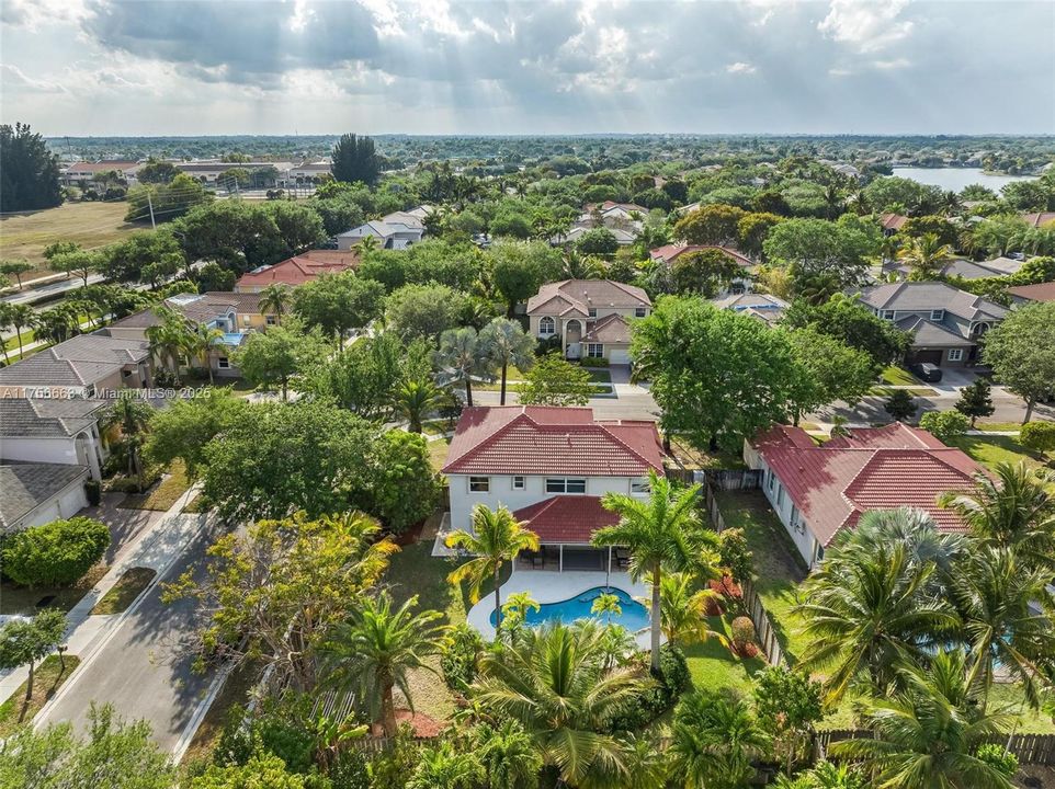 Недавно продано: $960,000 (4 спален, 3 ванн, 2910 Квадратных фут)