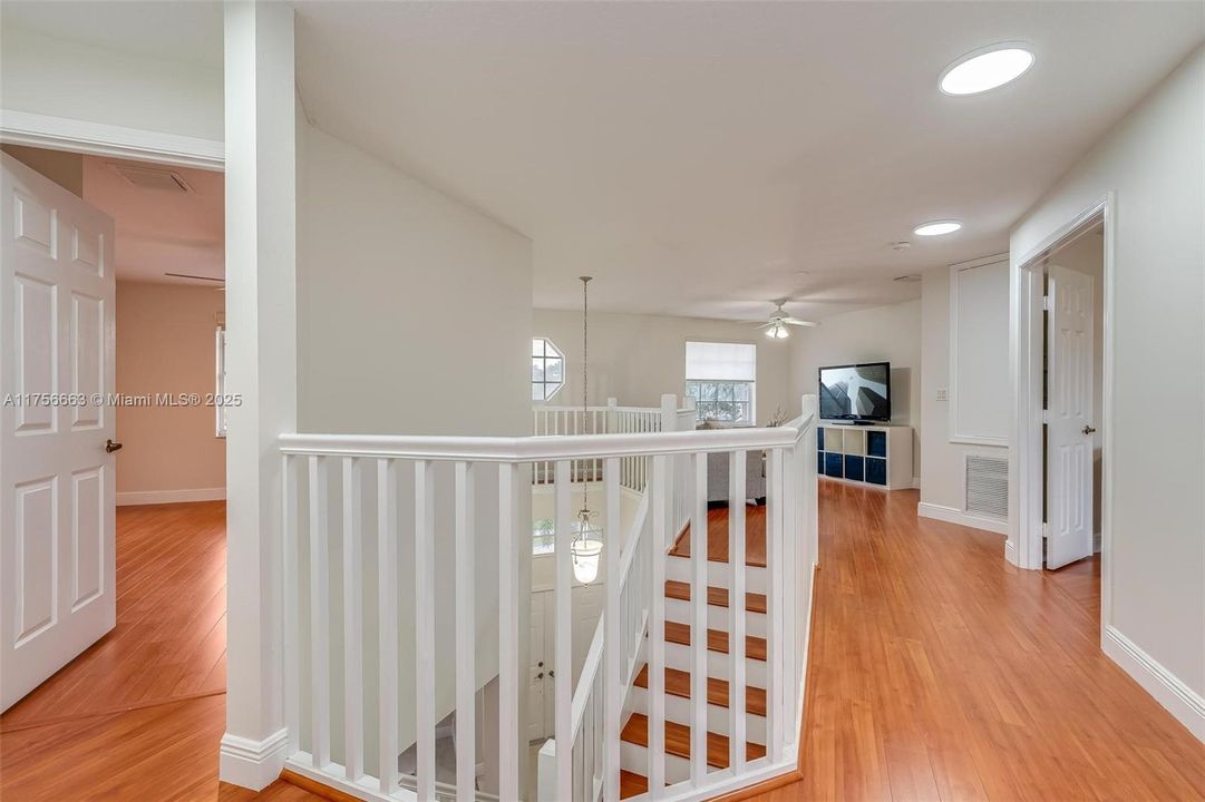 Недавно продано: $960,000 (4 спален, 3 ванн, 2910 Квадратных фут)