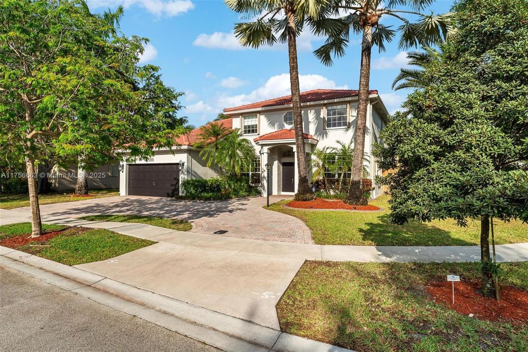 Недавно продано: $960,000 (4 спален, 3 ванн, 2910 Квадратных фут)