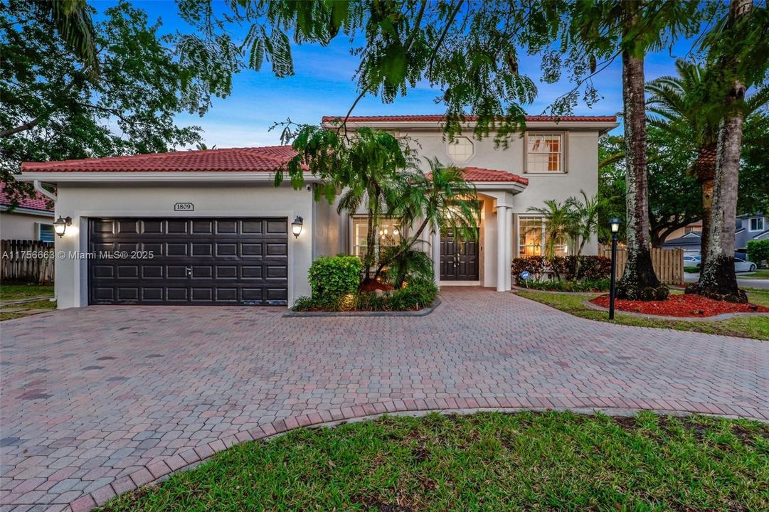 Недавно продано: $960,000 (4 спален, 3 ванн, 2910 Квадратных фут)