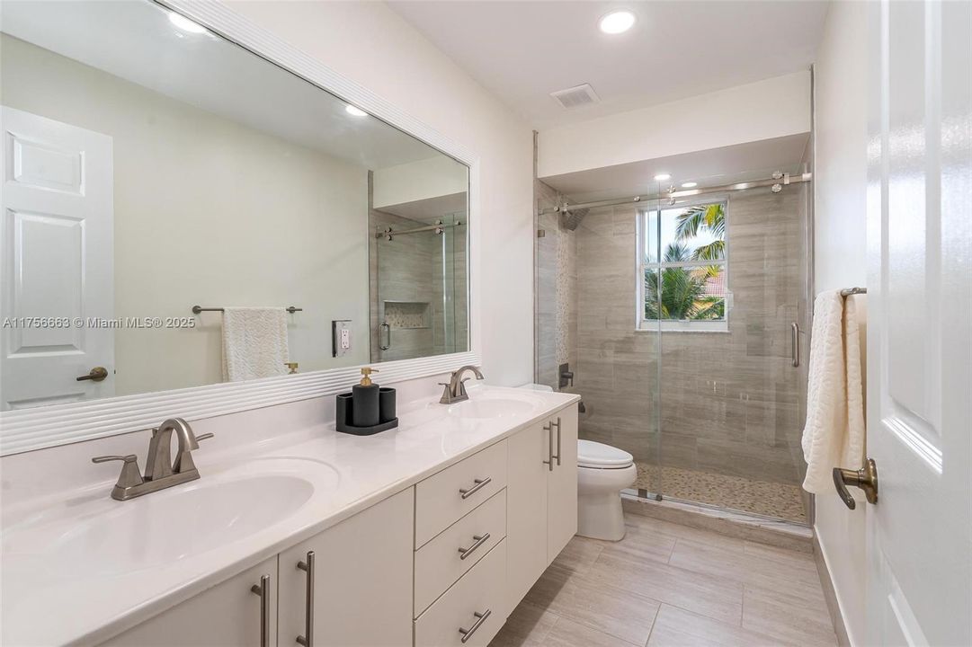 Недавно продано: $960,000 (4 спален, 3 ванн, 2910 Квадратных фут)