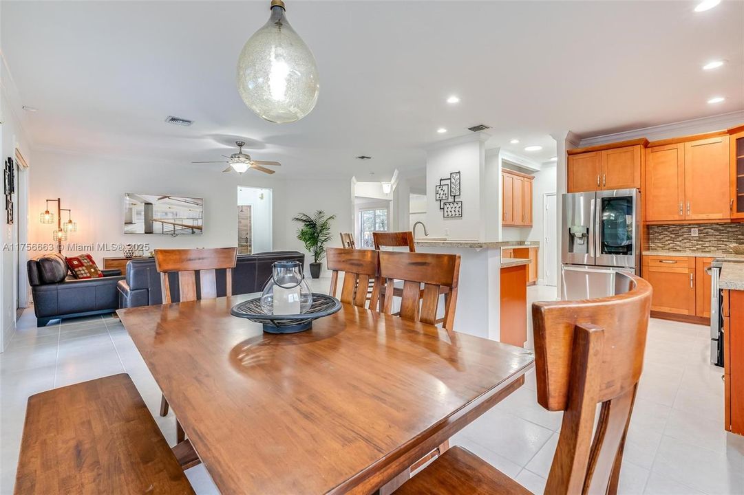 Недавно продано: $960,000 (4 спален, 3 ванн, 2910 Квадратных фут)