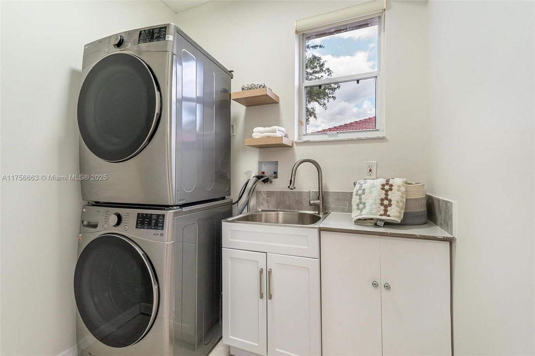 Недавно продано: $960,000 (4 спален, 3 ванн, 2910 Квадратных фут)