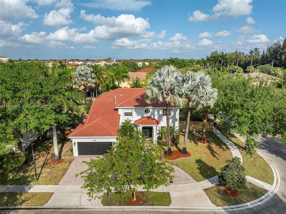 Недавно продано: $960,000 (4 спален, 3 ванн, 2910 Квадратных фут)