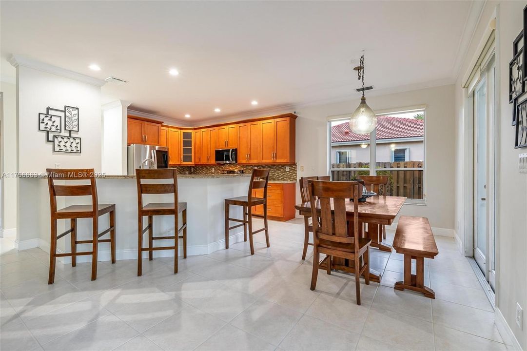 Недавно продано: $960,000 (4 спален, 3 ванн, 2910 Квадратных фут)