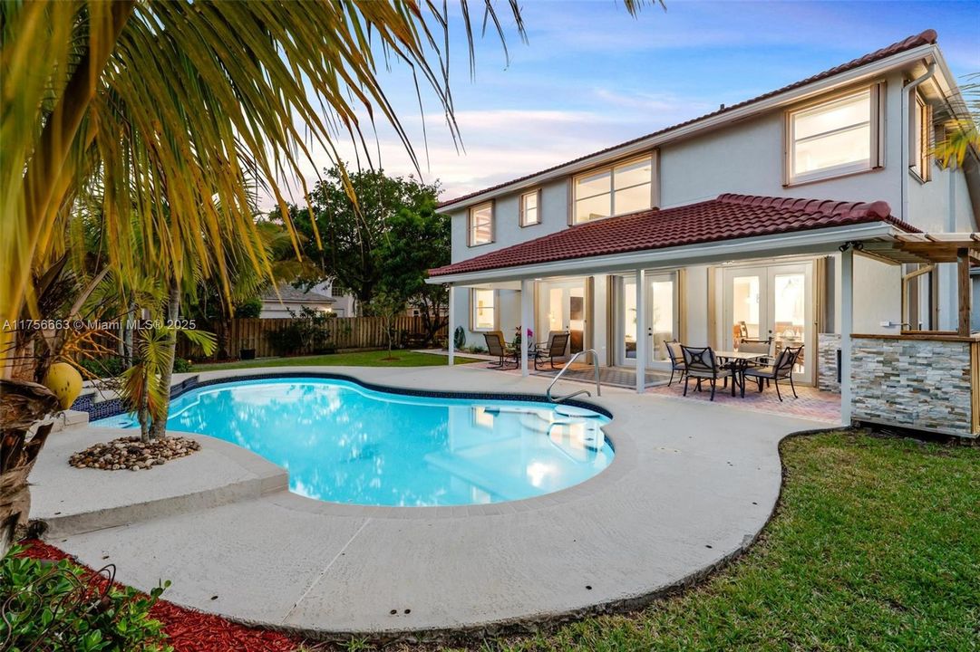 Недавно продано: $960,000 (4 спален, 3 ванн, 2910 Квадратных фут)