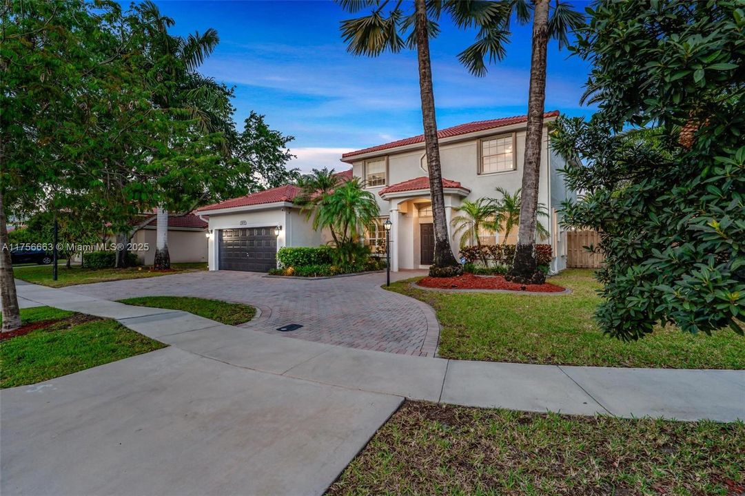 Недавно продано: $960,000 (4 спален, 3 ванн, 2910 Квадратных фут)