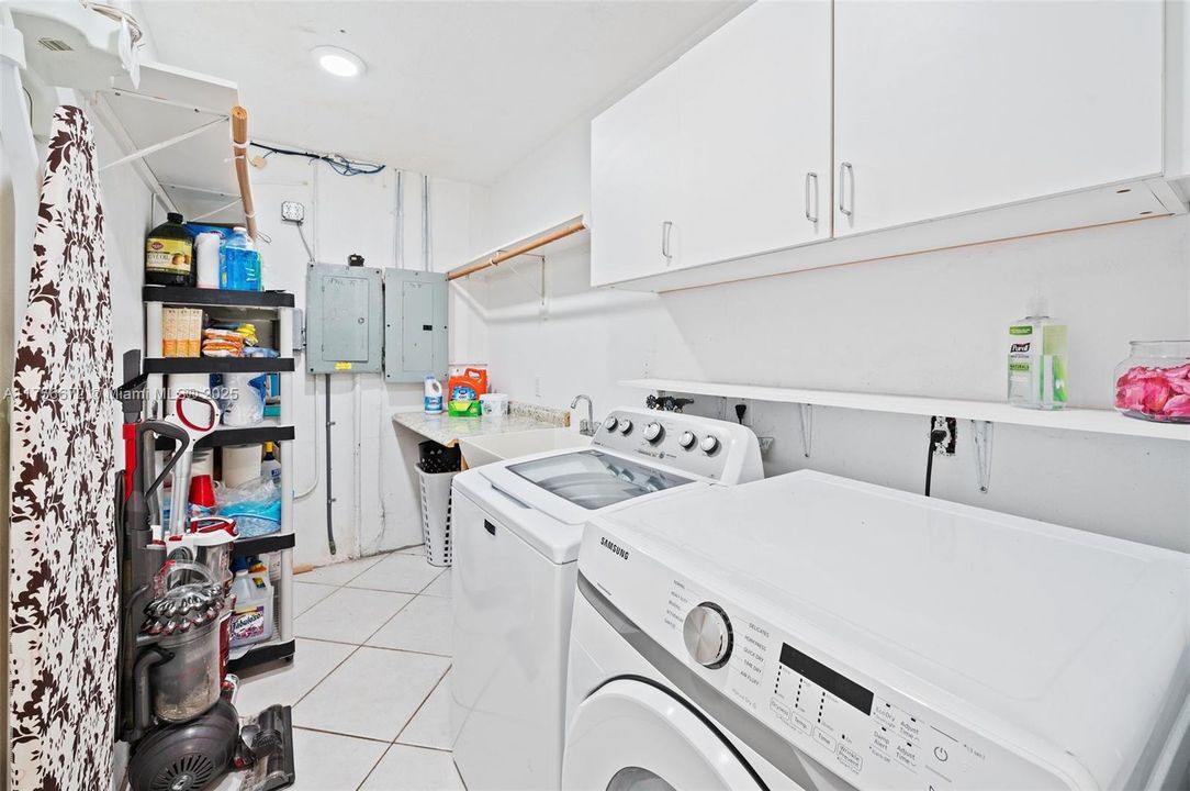 Vendido Recientemente: $1,575,000 (5 camas, 3 baños, 2509 Pies cuadrados)