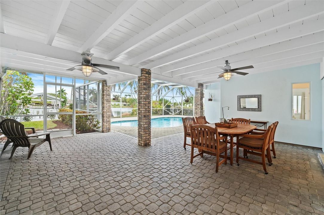 Vendido Recientemente: $1,575,000 (5 camas, 3 baños, 2509 Pies cuadrados)